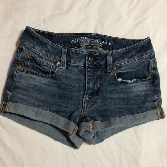 Medium wash denim shorts - Picture 2 of 4